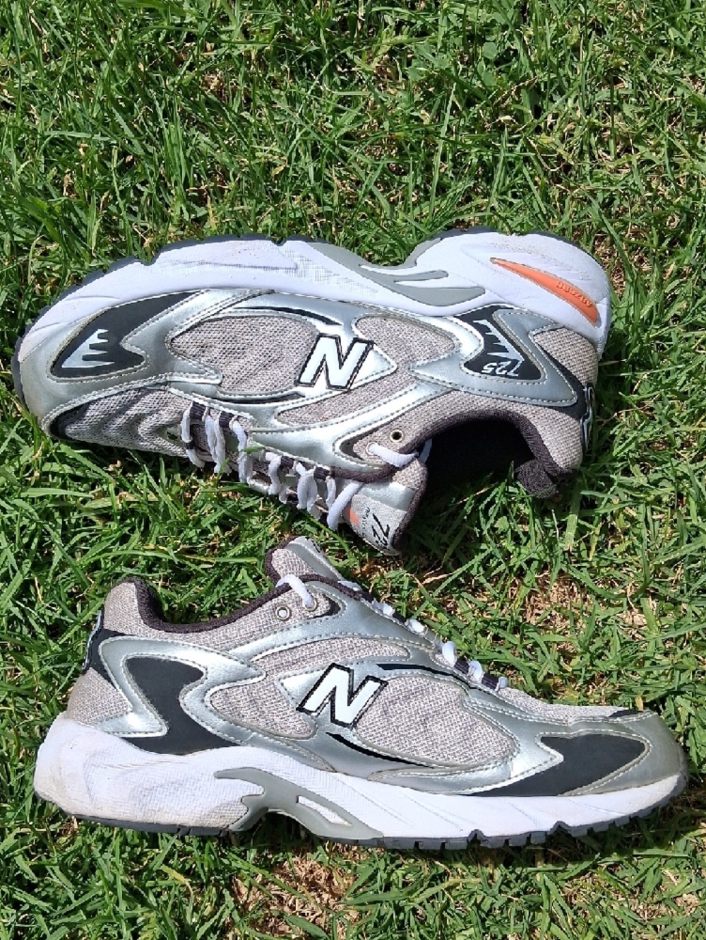 New Balance Silver and Gray 725 Running Sneakers - Picture 4 of 7